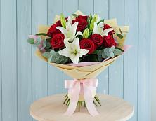 Букет цветов из:  Лилии и Розы в Юсьва