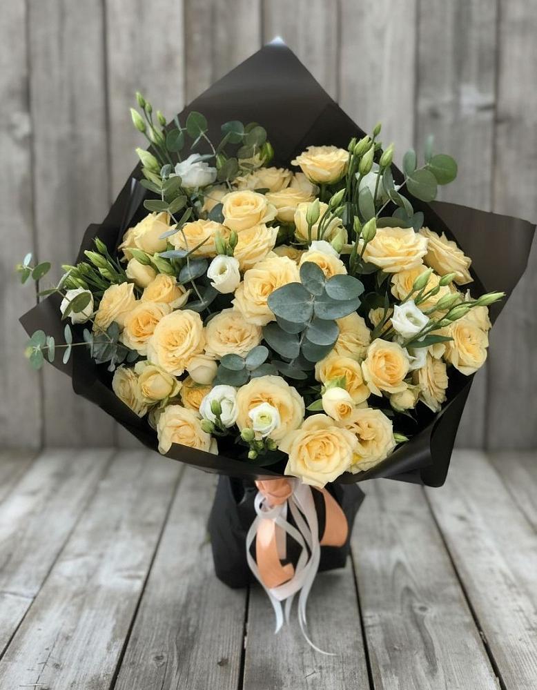 Букет цветов из: Розы и Лизиантусы в Юсьва