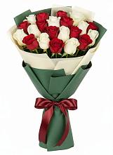 Букет Микс из красных и белых роз в Юсьва