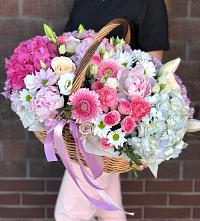 Композиция солнечный день в Юсьва Цветочная композиция из Розы, Хризантемы, Пионы и Лизиантусы в корзине в Юсьва