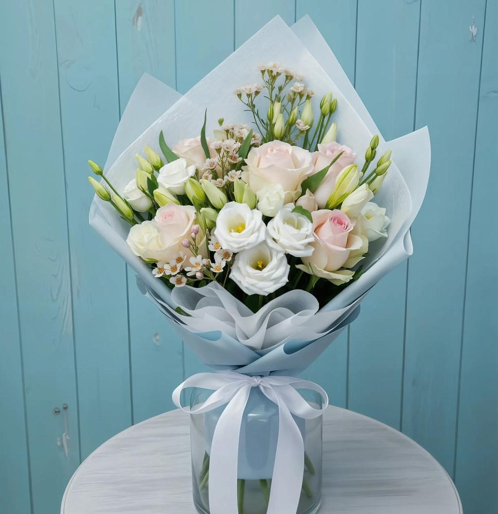 Букет цветов из: Розы и Лизиантусы в Юсьва