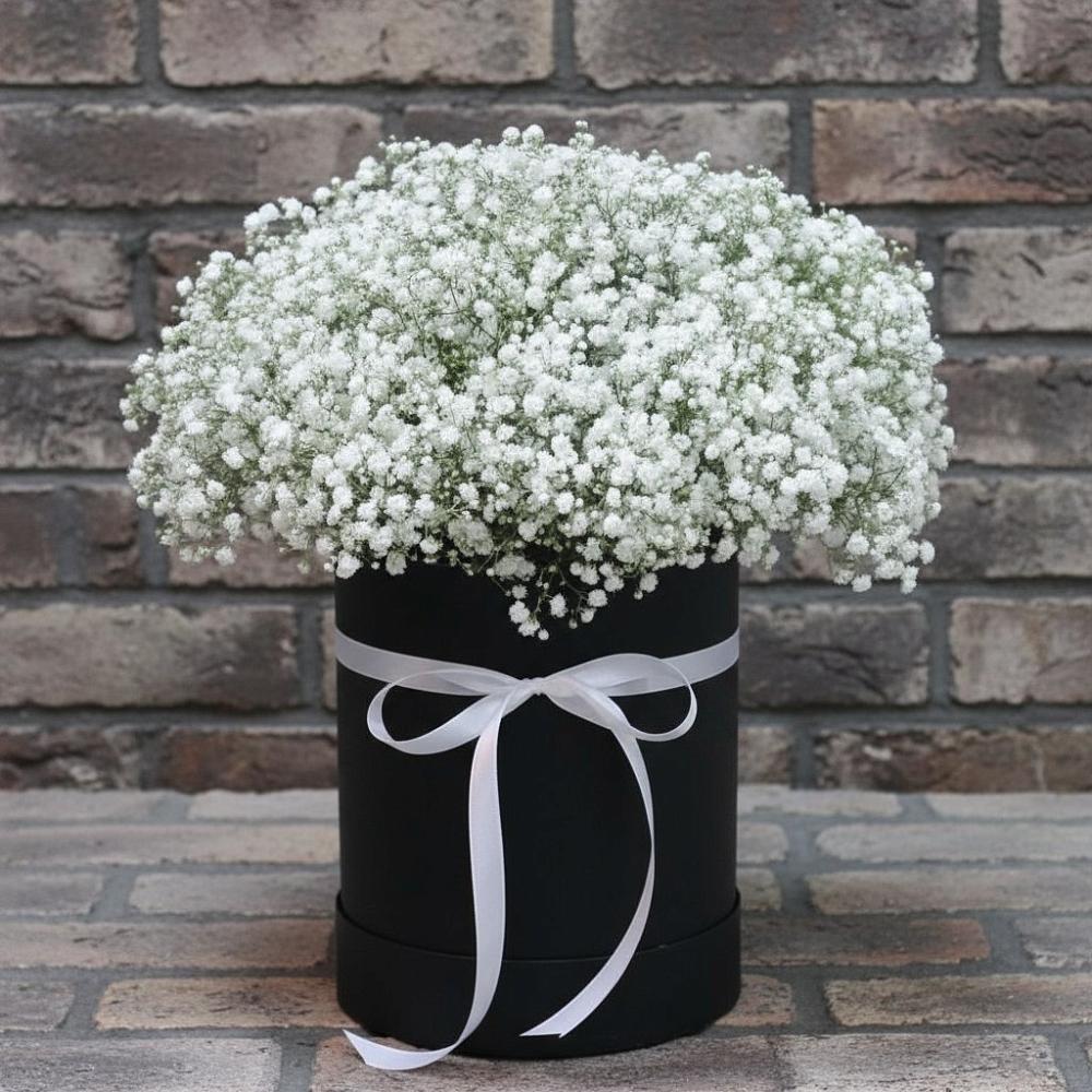 Цветочная композиция из Гипсофила в шляпной коробке в Юсьва