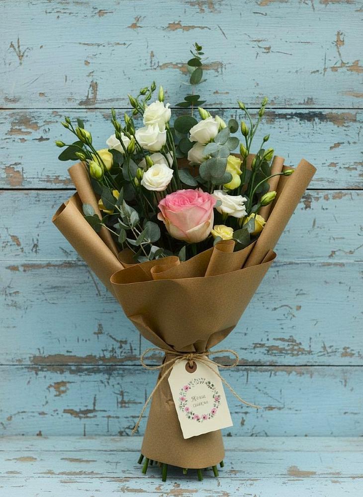 Букет цветов из: Розы и Лизиантусы в Юсьва