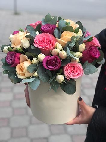 Цветочная композиция из Розы в шляпной коробке в Юсьва