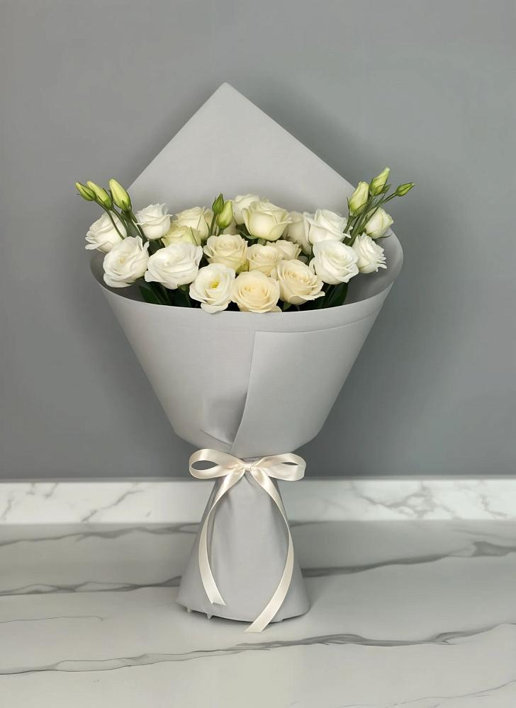 Букет цветов из: Розы и Лизиантусы в Юсьва