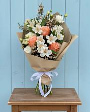 Букет цветов из:  Альстромерии, Лизиантусы, Розы и Хризантемы в Юсьва