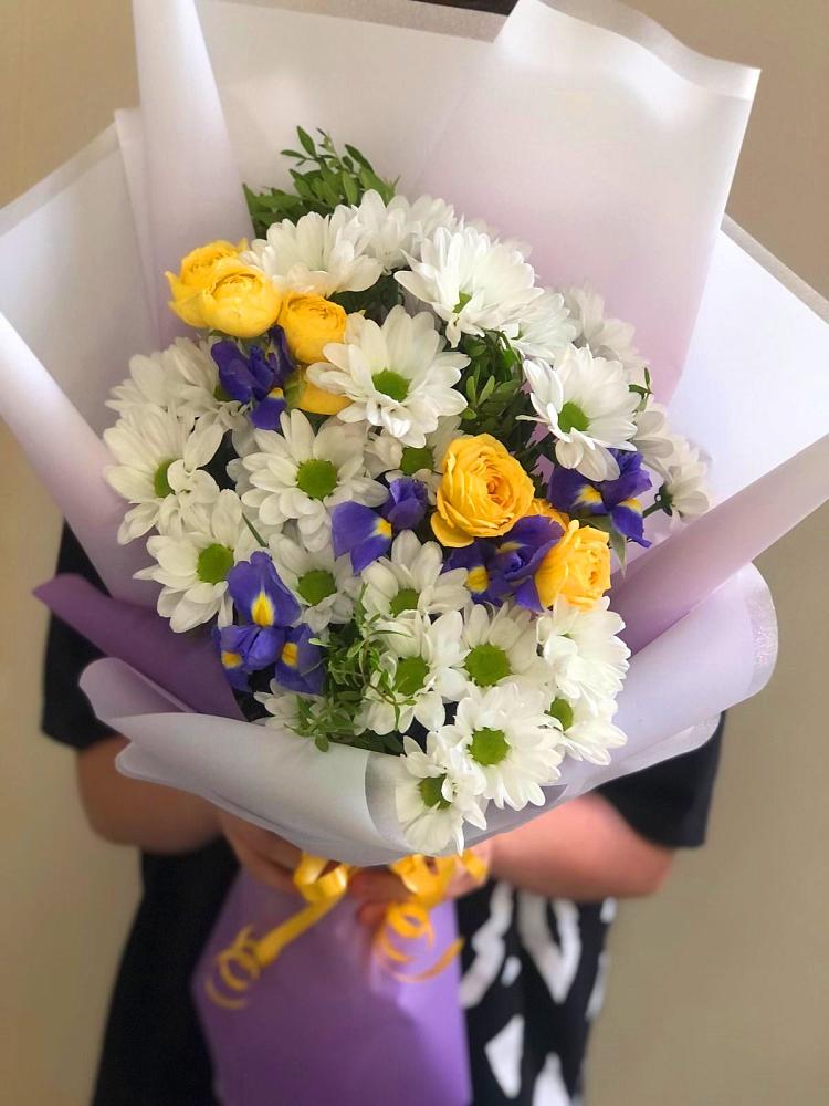 Букет цветов из: Ирисы, Хризантемы и Розы в Юсьва