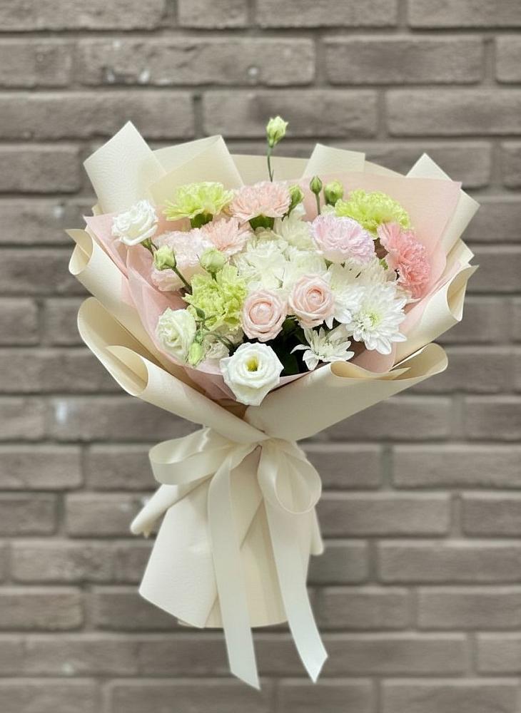 Букет цветов из: Гвоздики, Розы, Лизиантусы и Хризантемы в Юсьва