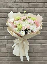 Букет цветов из:  Гвоздики, Розы, Лизиантусы и Хризантемы в Юсьва