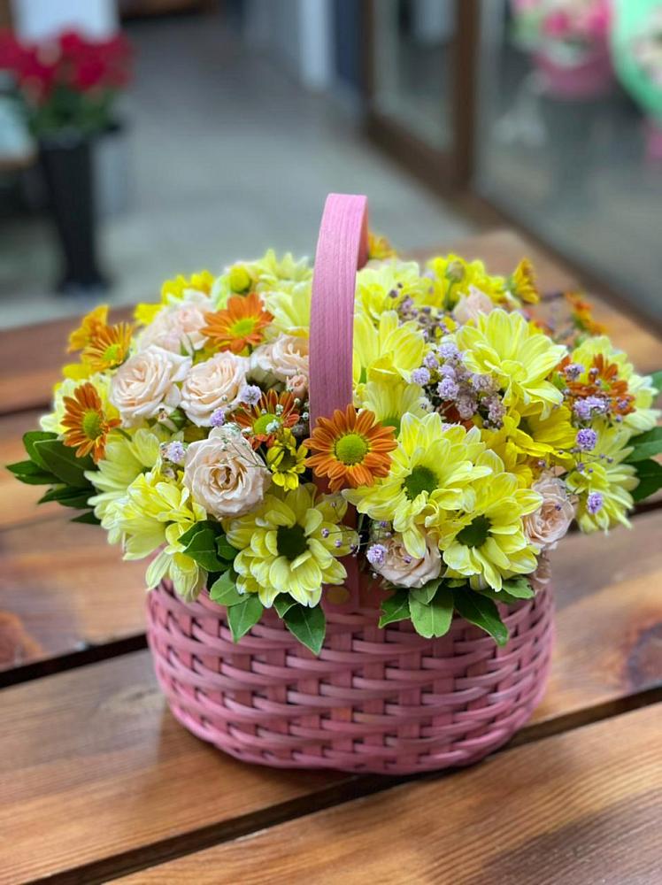 Цветочная композиция из Хризантемы и Розы в корзине в Юсьва