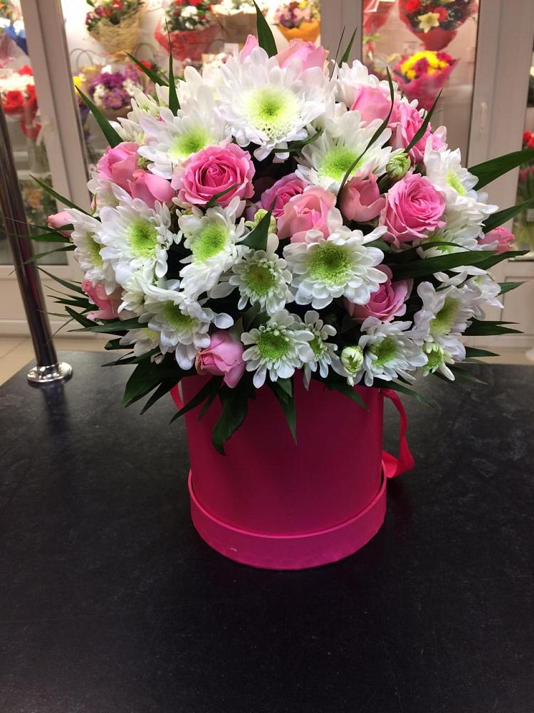 Цветочная композиция из Розы и Хризантемы в шляпной коробке в Юсьва