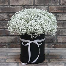 Цветочная композиция из Гипсофила в шляпной коробке в Юсьва