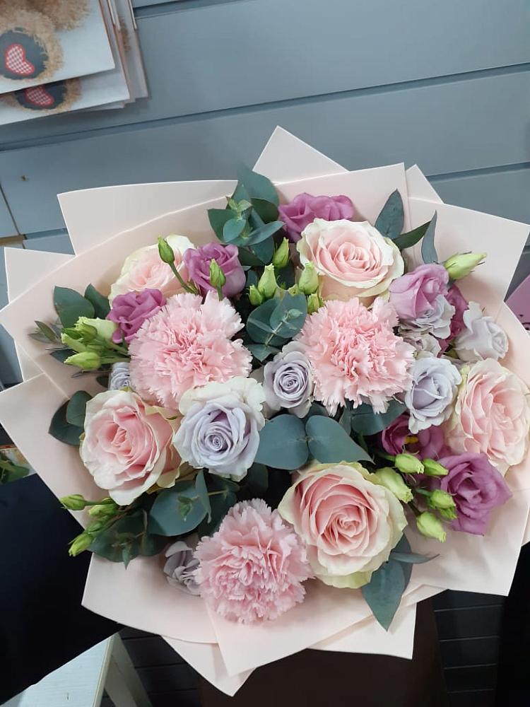 Букет цветов из: Розы, Гвоздики и Лизиантусы в Юсьва