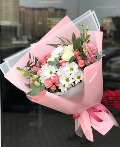 Букет цветов из: Розы, Лизиантусы и Хризантемы в Юсьва