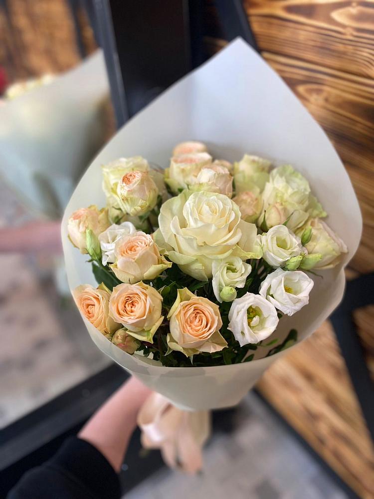 Букет цветов из: Розы и Лизиантусы в Юсьва