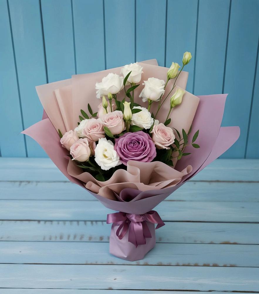 Букет цветов из: Розы и Лизиантусы в Юсьва